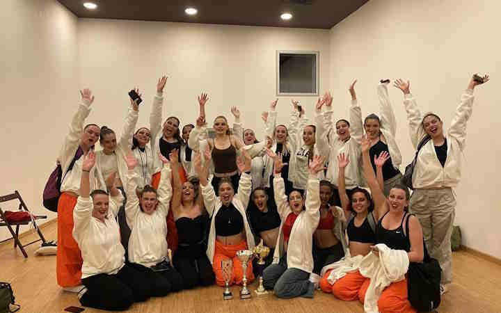 Οι μαθήτριες της Central school of Ballet και η ομάδα Hip hop "Paroikia Hip hop crew" διακρίθηκαν σε διεθνή διαγωνισμό χορού
