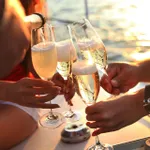 Συνελήφθη Σύρος για διακίνηση μεταναστών σε Μύκονο και Σαντορίνη - Η βιτρίνα των πολυτελών πάρτι σε γιοτ