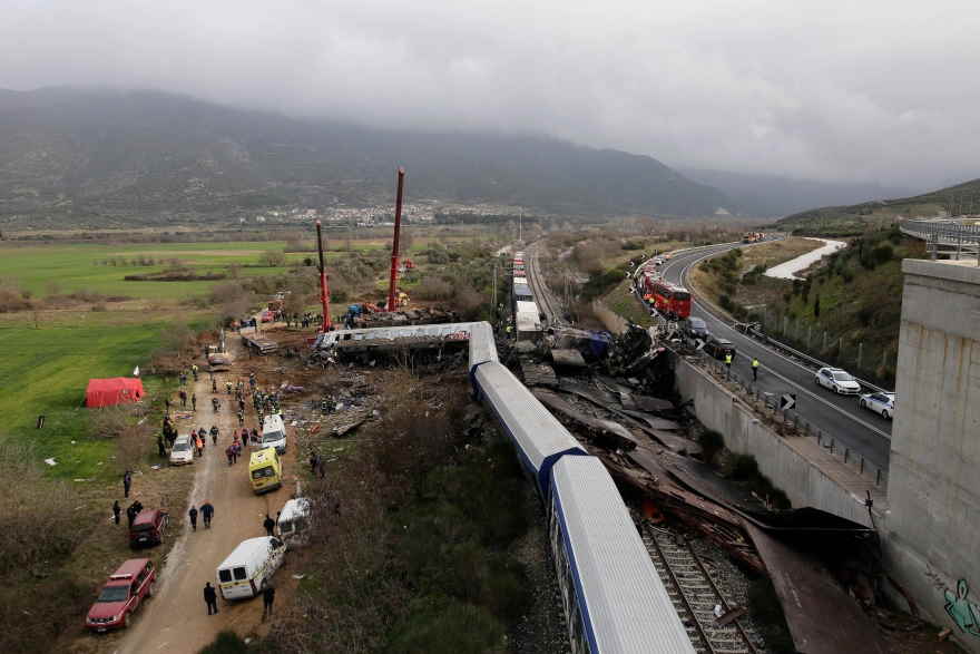 Σακελλαροπούλου, Μητσοτάκης και Καραμανλής μεταβαίνουν στον τόπο της σιδηροδρομικής τραγωδίας