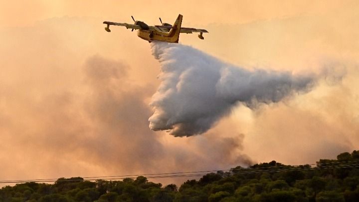 Στην "κατηγορία 4" για πυρκαγιά και οι Κυκλάδες - Μάχη των πυροσβεστών σε Λουτράκι, Δερβενοχώρια και Ρόδο