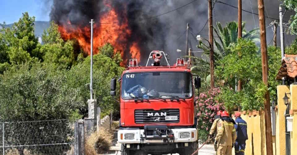Mάχη με τις φλόγες στην Μαγνησία - Aναζωπυρώσεις σε Κάρυστο και Ρόδο