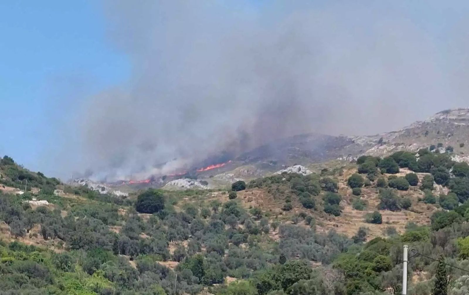 Οριοθετήθηκε η πυρκαγιά στην Κεραμωτή Νάξου