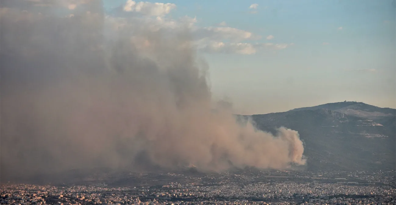 Mάχη με τις φλόγες στη περιοχή της Φυλής – Προσπάθειες να μην μπει η φωτιά στο Δρυμό της Πάρνηθας