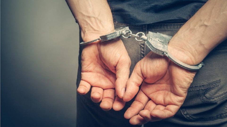 Συνελήφθησαν δύο άτομα για διακίνηση ναρκωτικών
στη Θήρα