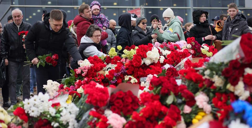 Ρωσία: Ημέρα εθνικού πένθους μετά το μακελειό - Politico: Γιατί ο Πούτιν δεν δέχεται την ανάληψη ευθύνης από τον ISIS