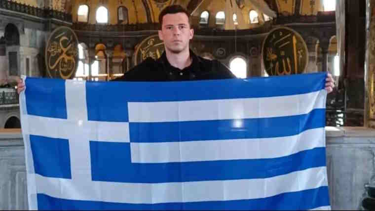 Άνοιξε την ελληνική σημαία στην Αγία Σοφία: «Αγαπημένη μου Πόλη, για πάντα Ελληνική» - Αντιδράσεις στην Τουρκία