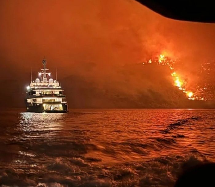 Ύδρα: Ασυνείδητοι από σκάφος προκάλεσαν πυρκαγιά με πυροτεχνήματα!