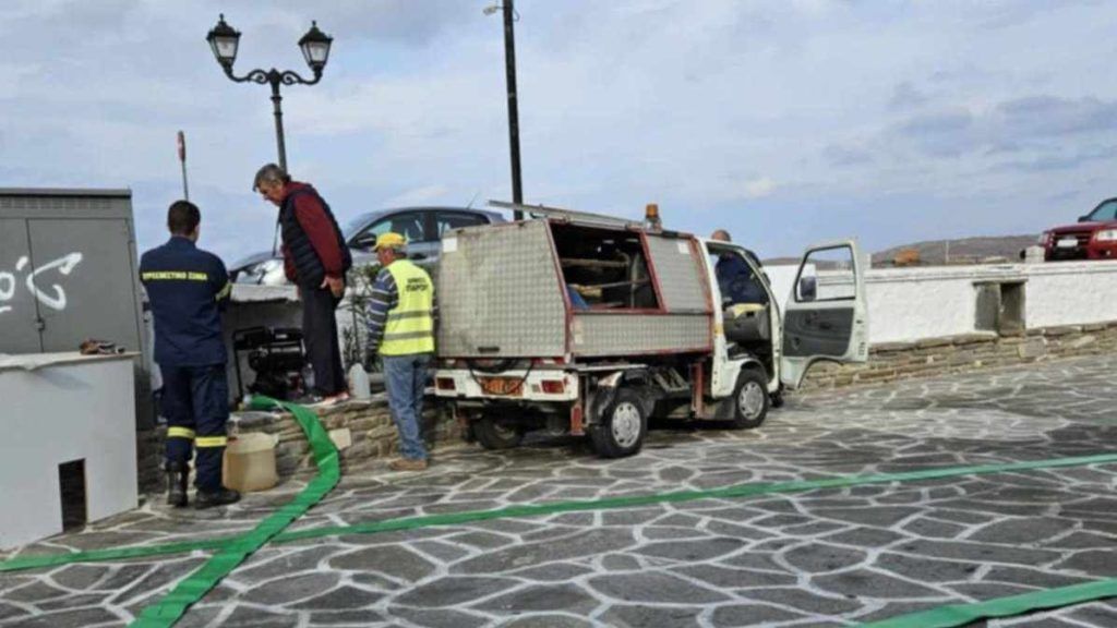 Τοποθέτηση αντλίας απάντλησης υδάτων στην πλατεία Ζωοδόχου Πηγής στην Παροικία