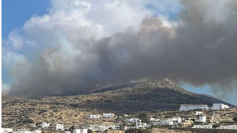 Μεγάλη φωτιά στην Ίο - Mεταβαίνουν πυροσβέστες  από Πάρο και Νάξο