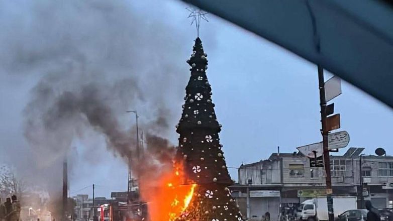 Δαμασκός: Χριστιανοί διαδηλώνουν μετά την πυρπόληση χριστουγεννιάτικου ελάτου