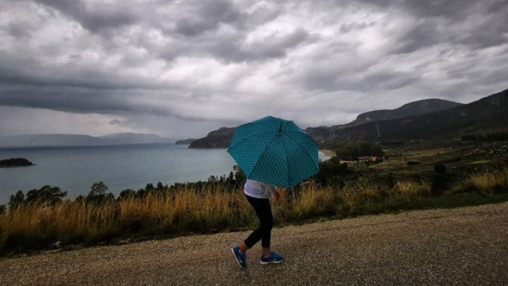 Kαιρός: Βροχές και καταιγίδες αναμένονται κατά διαστήματα σε όλη τη χώρα