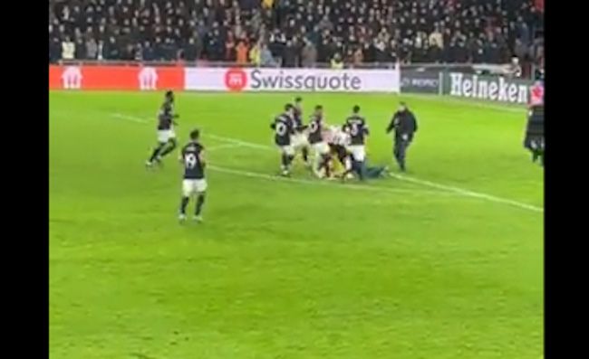 Αϊντχόφεν-Σεβίλλη: Ξύλο του γκολκίπερ των Ισπανών με οπαδό (video)