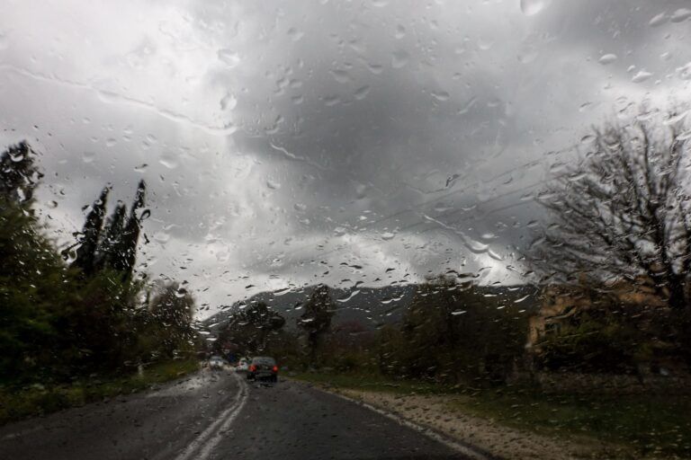 Καιρός: Με βροχές και πτώση της θερμοκρασίας ξεκινάει η εβδομάδα - Ποιες περιοχές επηρεάζονται