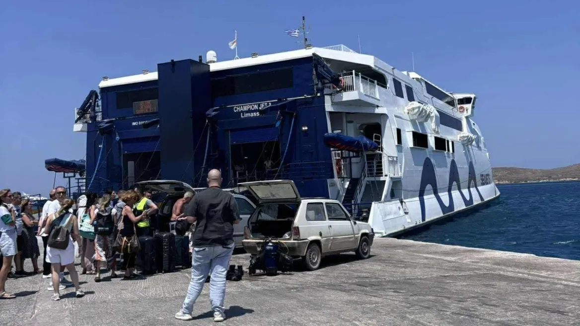 Πλοίο προσέκρουσε στο λιμάνι της Πάρου – Αναστάτωση για τους επιβάτες - Άμεση αντίδραση της SeaJets