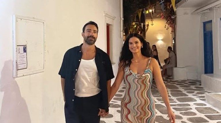 Νησιώτικο γλέντι στην Πάρο για τα γενέθλια της Χριστίνας Μπόμπα - Με ελληνικές σημαίες και χορούς πάνω στα τραπέζια