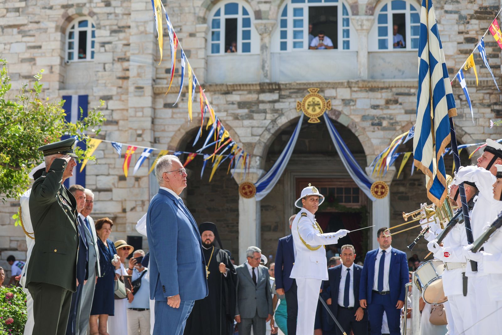 Εκατονταπυλιανή Πάρου: Άφησαν χωρίς Θεία Κοινωνία ΑμεΑ και ηλικιωμένους που περίμεναν να φύγουν οι επίσημοι!