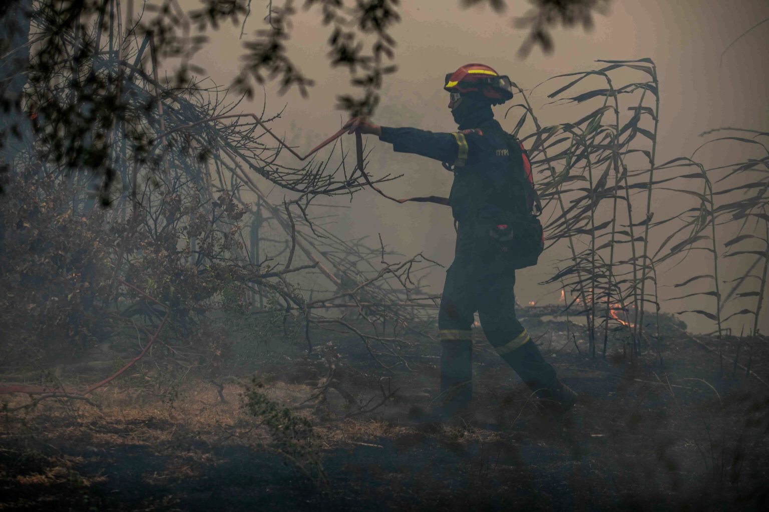 Δύο συλλήψεις στη Νάξο για φωτιά σε απορρίμματα