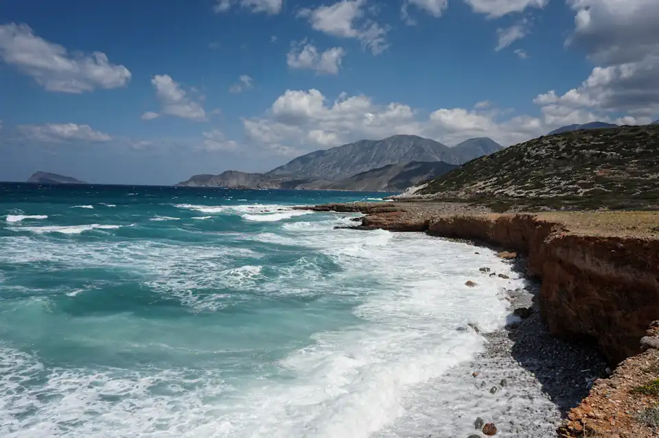 Καιρός: Αραιές νεφώσεις με θυελλώδεις ανέμους έως 8 μποφόρ – Η πρόγνωση για τις επόμενες μέρες