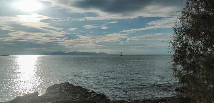 Kαιρός: Νεφώσεις με τοπικές βροχές – Μέχρι 24 βαθμούς Kελσίου η θερμοκρασία στα νότια