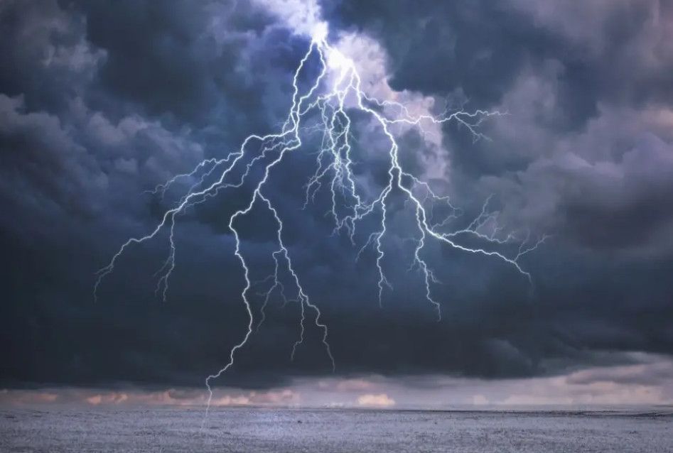 Καιρός: Σε κόκκινο συναγερμό 9 περιφέρειες λόγω της κακοκαιρίας «BYRON» – Ισχυρές καταιγίδες και έως 9 μποφόρ στα πελάγη