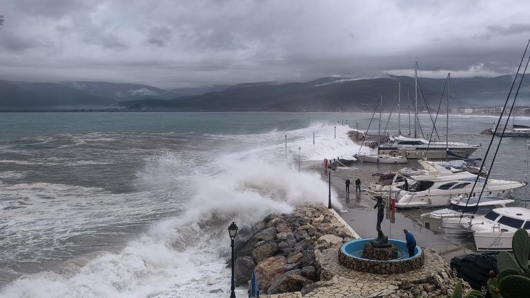 Σε εξέλιξη τα έντονα καιρικά φαινόμενα με θυελλώδεις ανέμους και καταιγίδες – Πώς θα κινηθεί το μέτωπο