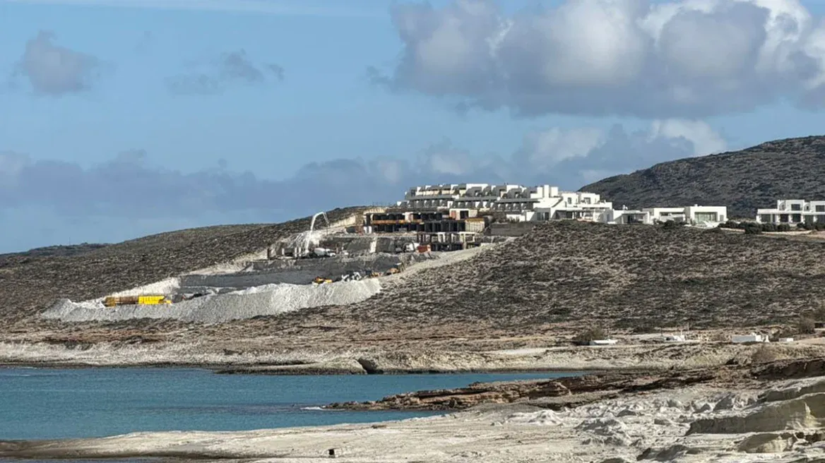 Νέο «οικολογικό έγκλημα» με πεντάστερο ξενοδοχείο στον Μύτακα της Μήλου δίπλα στο Σαρακήνικο