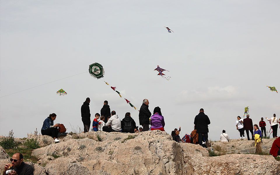 Καιρός: Τελευταία Κυριακή της Αποκριάς με βροχές και βοριάδες – Με ηλιοφάνεια το πέταγμα του χαρταετού