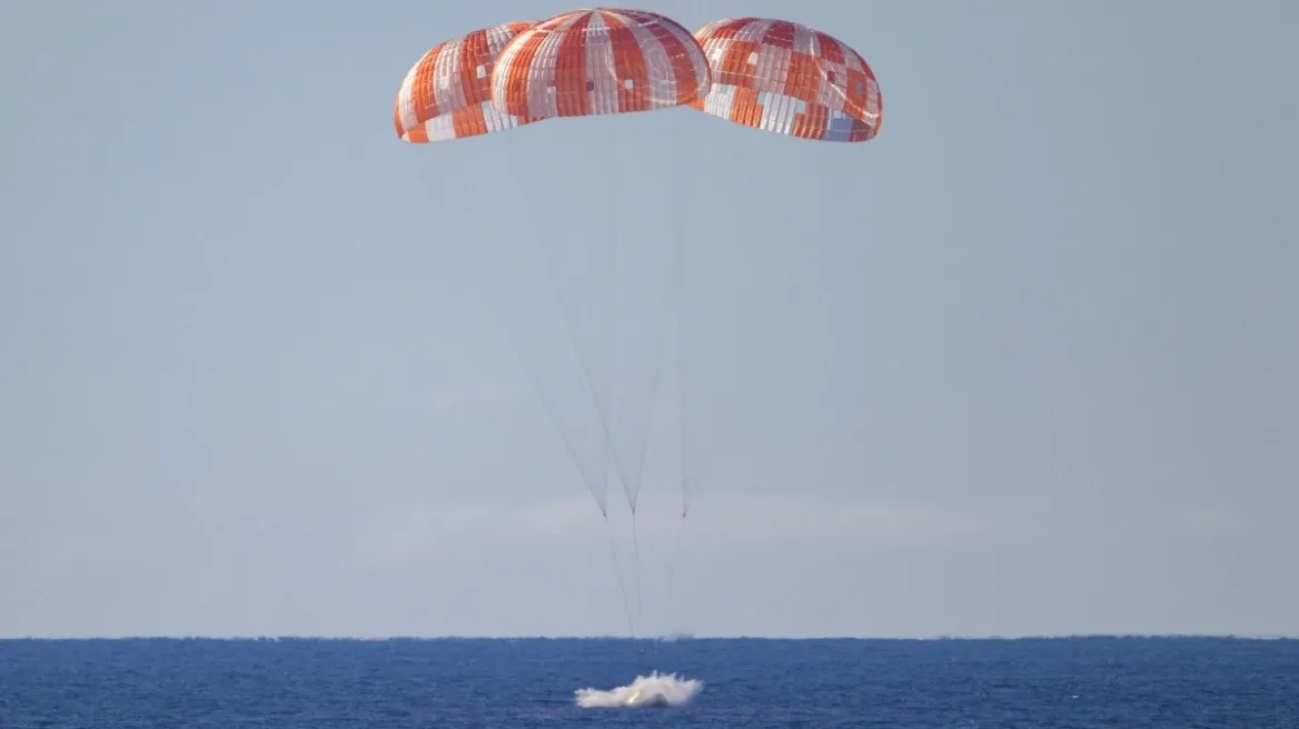 Οι αστροναύτες του Artemis επέστρεψαν στη Γη – Η προσθαλάσσωση μετά την πύρινη βουτιά στην ατμόσφαιρα