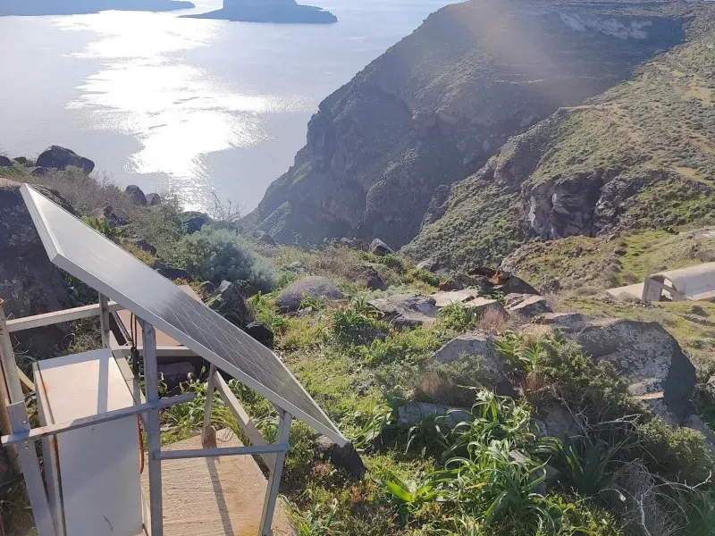 «Καλωδιώνονται» Σαντορίνη και Θηρασιά για την έγκαιρη ανίχνευση σεισμικής δραστηριότητας