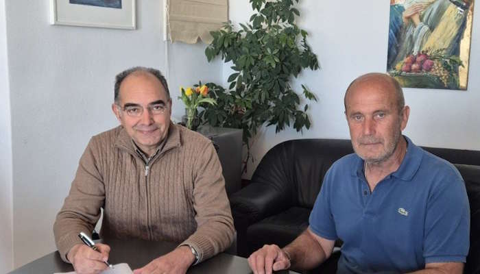 Υπογραφή σύμβασης για την επισκευή αθλητικών εγκαταστάσεων στον Δήμο Πάρου