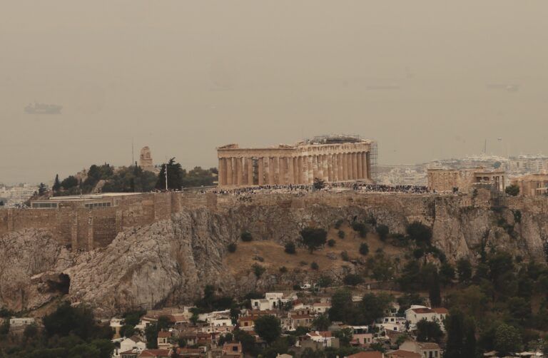 Αφρικανική σκόνη πάνω από την Eλλάδα – Πότε υποχωρεί το φαινόμενο και ανεβαίνει η θερμοκρασία