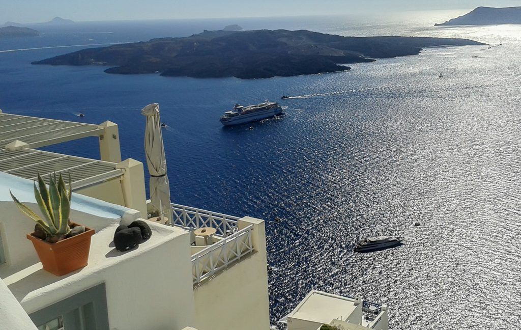 «Πόλεμος» στη Σαντορίνη μετά την ακύρωση αφίξεων κρουαζιερόπλοιων