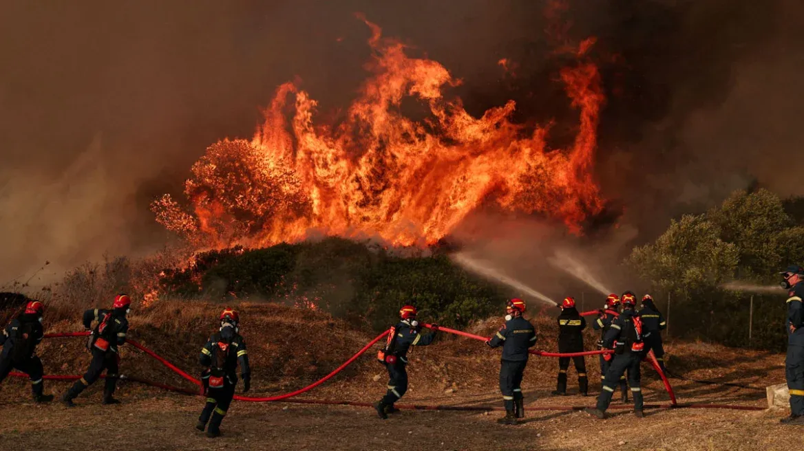 Φωτιά στη Δυτική Αττική: Ακόμη ενεργό το μέτωπο από Ψάθα προς Λούμπα, μάχη με διάσπαρτες εστίες