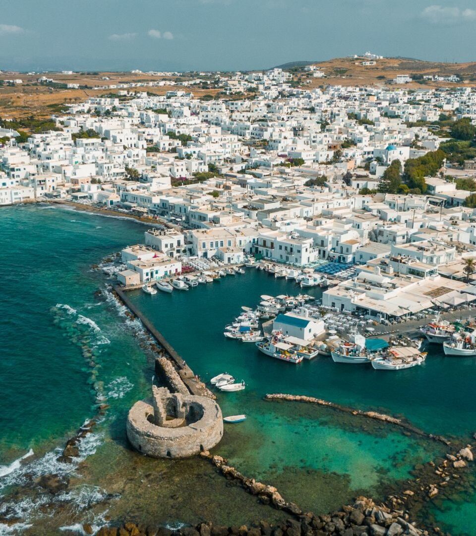 Πάρος: Αλλαγές στο Τοπικό Πολεοδομικό Σχέδιο ζητά ο Δήμος | Όριο 80 κλινών στα ξενοδοχεία | Απειλεί με προσφυγή στο ΣτΕ