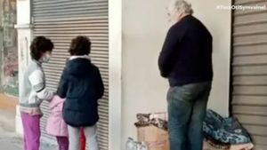 Η συγκινητική φωτογραφία της χρονιάς που έφυγε: Άστεγος δίνει χρήματα σε παιδάκια που του είπαν τα κάλαντα (Photo)