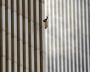 11η Σεπτεμβρίου: «The Falling Man» – Η φωτογραφία που δίχασε την κοινή γνώμη