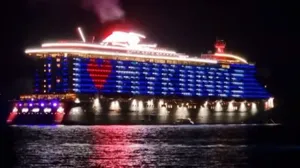 «I Love Mykonos» έγραψαν τα φώτα κρουαζιερόπλοιου στο λιμάνι του νησιού