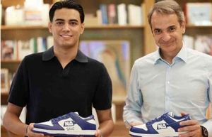 Ποιος είναι ο 20χρονος από τη Ρόδο που έφτιαξε τα παπούτσια ΝΔ - Τα παρουσίασε ο Μητσοτάκης με TikTok