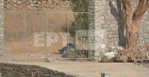 Πεσμένος στα βράχια βρέθηκε νεκρός ο Μόσλεϊ - Εντοπίστηκε από τον δήμαρχο και δημοσιογράφο της ΕΡΤ