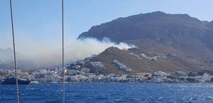 Σε εξέλιξη μεγάλη φωτιά στη Σέριφο - Εστάλη 112 - Εκκενώνονται έξι περιοχές