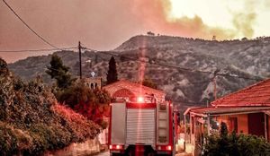 Φωτιά στο Ξυλόκαστρο: Σε δύο μέτωπα συνεχίζεται η μάχη - Kλειστή η Αθηνών-Πατρών