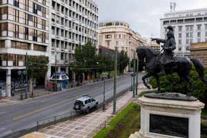 Αδριάντας του Κολοκοτρώνη: το κρυμμένο μυστικό της περικεφαλαίας και ο περίεργος συμβολισμός από το άλογο