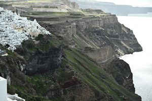 Ανοίγουν, μετά από ένα μήνα, τα σχολεία στη Σαντορίνη