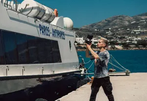 Η θαλάσσια σύνδεση Πάρου - Αντιπάρου μέσα από τον φακό του John Li
