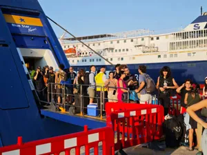 Πειραιάς: Επιβάτες εμπόδισαν τον απόπλου πλοίου για Κυκλάδες όταν τους απαγορεύτηκε η επιβίβαση