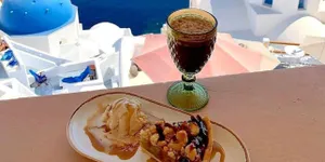 Taste Atlas: Μηλόπιτα και φραπές στην Σαντορίνη