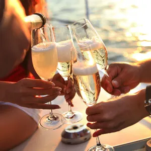 Συνελήφθη Σύρος για διακίνηση μεταναστών σε Μύκονο και Σαντορίνη - Η βιτρίνα των πολυτελών πάρτι σε γιοτ