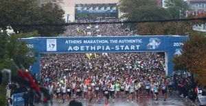 Σε εξέλιξη ο 42ος Αυθεντικός Μαραθώνιος - Συμμετέχουν δρομείς από 126 χώρες