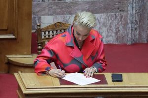 Κατερίνα Μονογυιού: Παρέμβαση στη Βουλή για την ενίσχυση των Λιμενικών Αρχών των Κυκλάδων