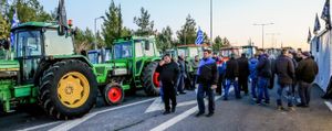 Κλιμακώνουν οι αγρότες: Αποκλεισμοί ως τα σύνορα και μπλόκα από τη Νίκαια ως τον Έβρο